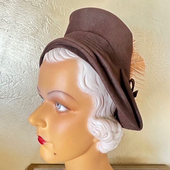 NOTABLE 1940s\' BROWN FELT \
